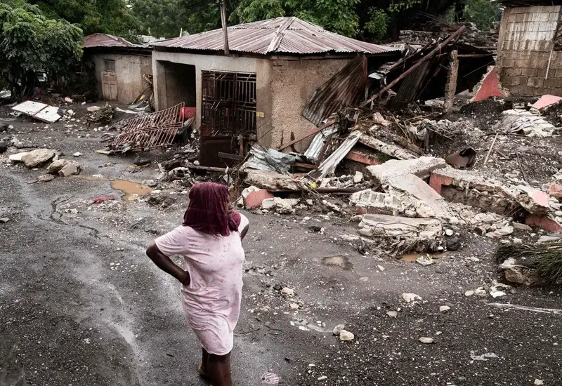Brigadas de ayuda distribuyen agua, comida y otros productos básicos a la comunidad como parte de las tareas de limpieza en el Caribe.