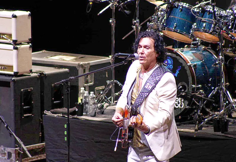 La banda de rock Caifanes en el escenario durante su exitoso concierto, descrito como un ritual sonoro, en el Auditorio Guelaguetza.