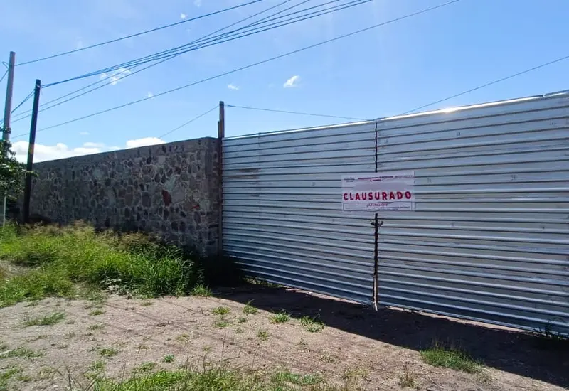 Sellos oficiales de clausura colocados por la Profepa en la entrada de una construcción suspendida en el Monumento Natural Yagul.