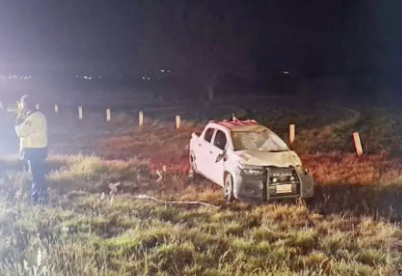 Personal de emergencias atiende a las víctimas de un choque vehicular provocado por un conductor que se quedó dormido al volante.