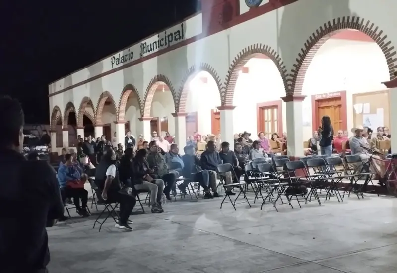 Ciudadanos participan en la jornada electoral por Sistemas Normativos Internos, la cual transcurre en un ambiente de paz y civilidad.