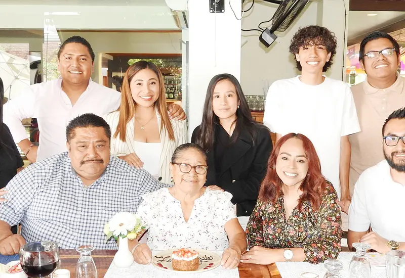 La señora Florencia Amelia Hernández celebra su cumpleaños rodeada de sus hijos, nietos y bisnietos en una reunión familiar en Oaxaca.