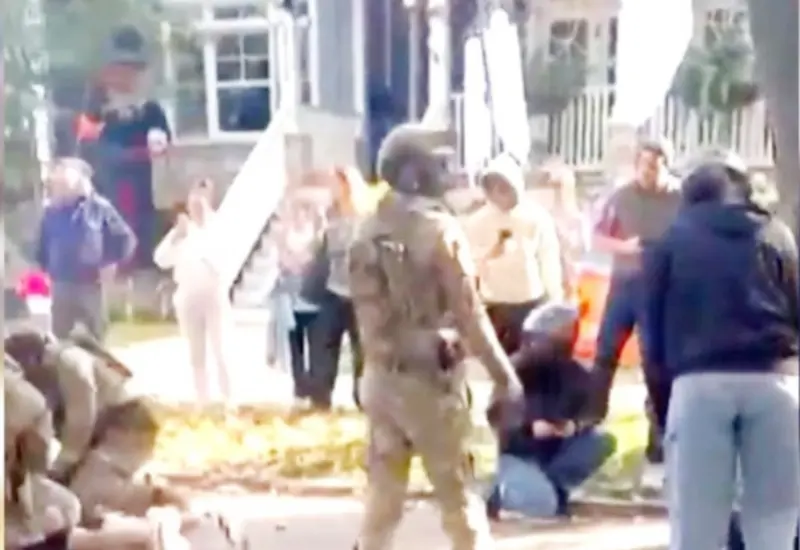 Escena de tensión durante un desfile de Halloween en Chicago, donde se utilizaron gases lacrimógenos en medio de protestas contra políticas antinmigratorias.