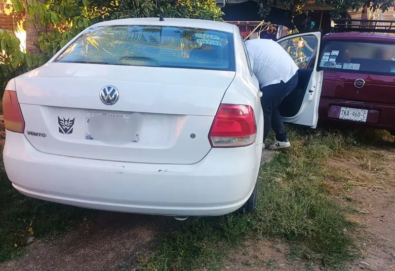 Un hombre es detenido por elementos de seguridad pública después de haber causado un choque al impactar su vehículo contra una vivienda.