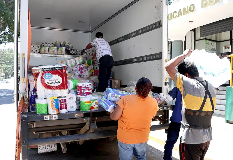 Un vehículo de tres toneladas del IMSS Oaxaca parte con apoyo humanitario destinado a familias damnificadas en Poza Rica, Veracruz.