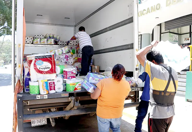 Un vehículo de tres toneladas del IMSS Oaxaca parte hacia Poza Rica, Veracruz, cargado con apoyo humanitario para las familias damnificadas.