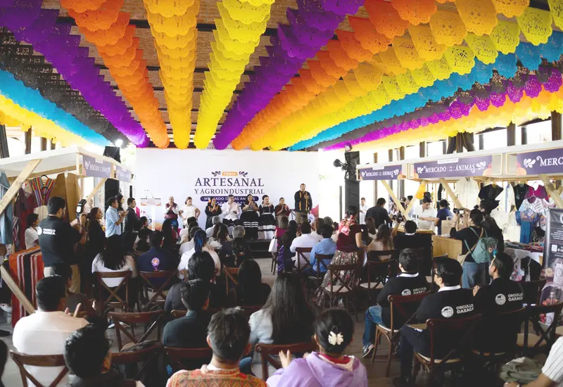 El recién inaugurado Mercado de las Ánimas, un espacio que celebra y promueve el talento y las tradiciones de los artesanos oaxaqueños.