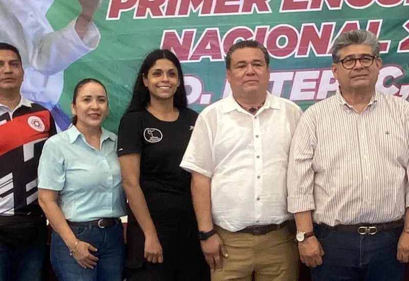 Distinguidas personalidades posan para la foto durante la ceremonia de inauguración del Primer Encuentro Nacional de Karate Do.