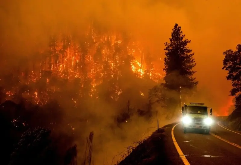Un devastador incendio forestal en California, Estados Unidos, como ejemplo de las consecuencias del cambio climático por las altas emisiones globales.