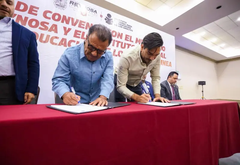 Autoridades del INEA y del Municipio de Reynosa se dan la mano, formalizando una alianza para combatir el analfabetismo en la comunidad.