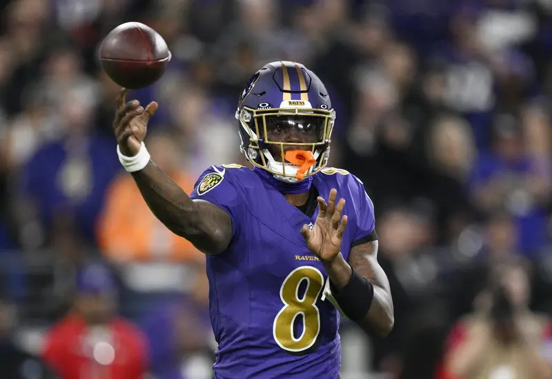 El mariscal de campo Lamar Jackson, de los Cuervos de Baltimore, regresa para guiar el ataque ofensivo del equipo este jueves por la noche.