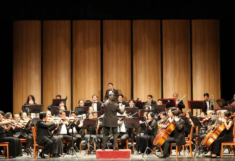 La Orquesta Sinfónica de Oaxaca (OSO) durante una presentación, ofreciendo un viaje musical que promueve el talento local y la música sinfónica.