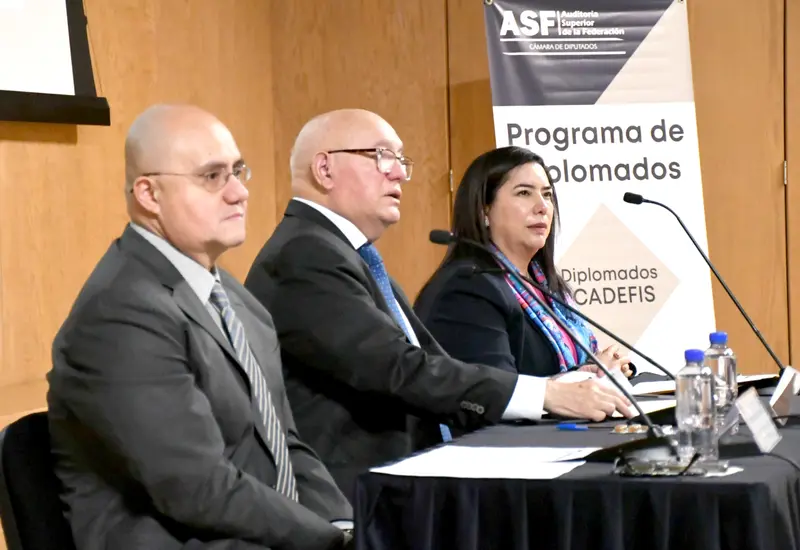 Personal de la Auditoría Superior de la Federación posa para una foto grupal al concluir sus diplomados como parte de la capacitación continua.