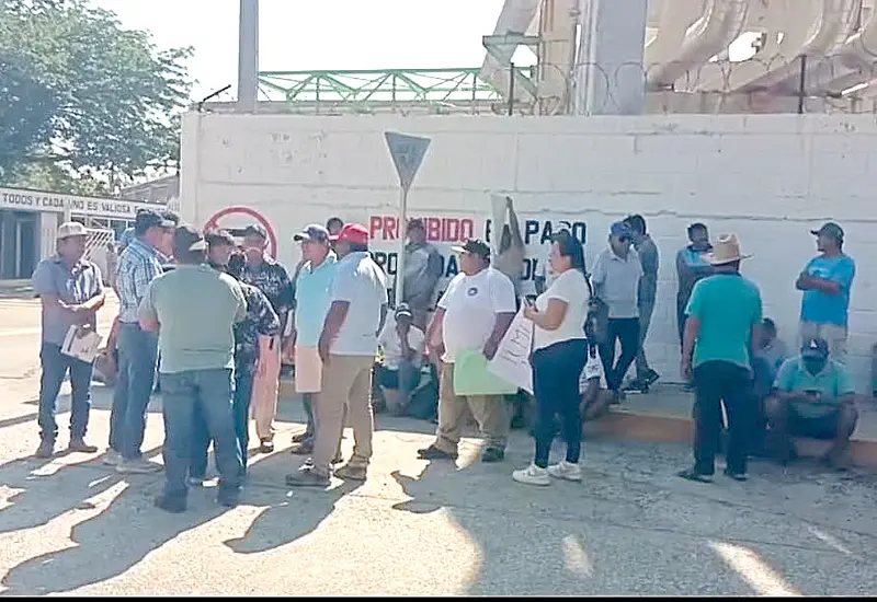 Pescadores de Salinas se manifiestan en una protesta contra Pemex, reunidos mientras esperan una respuesta favorable a sus diversas demandas.