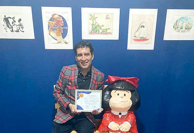 El arquitecto Jorge Javier Arrieta Vásquez recibe un reconocimiento por sus 39 años de trayectoria en el campo de la caricatura política mexicana.