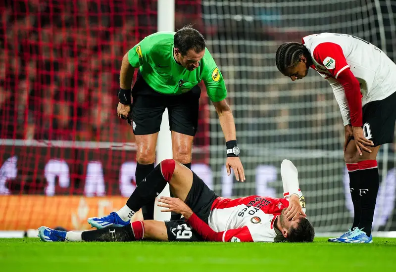 El delantero mexicano Santi Giménez abandona el terreno de juego tras recibir un fuerte impacto, a la espera de ser evaluado por una lesión.
