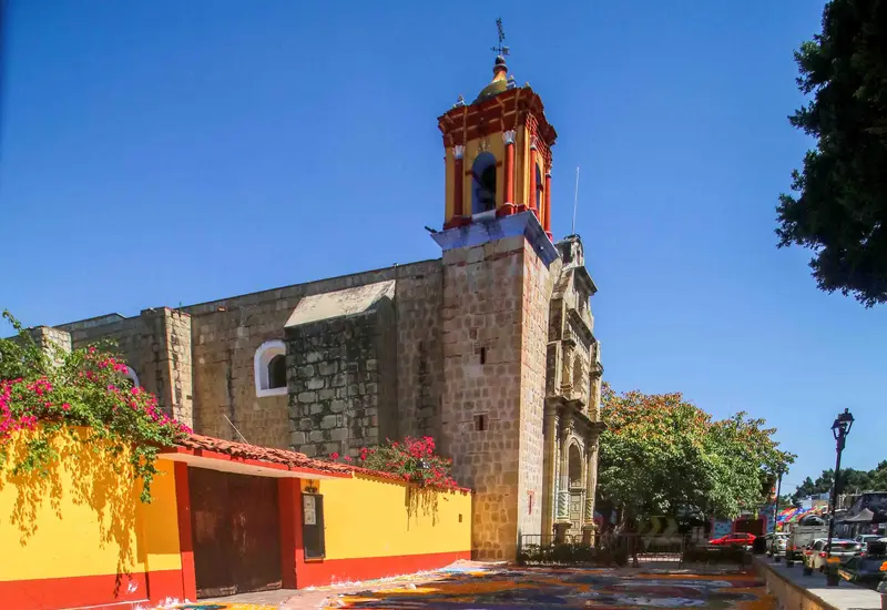 Un espectacular tapete artesanal de arena decora las calles empedradas del barrio de Jalatlaco como tributo al Día de Muertos.