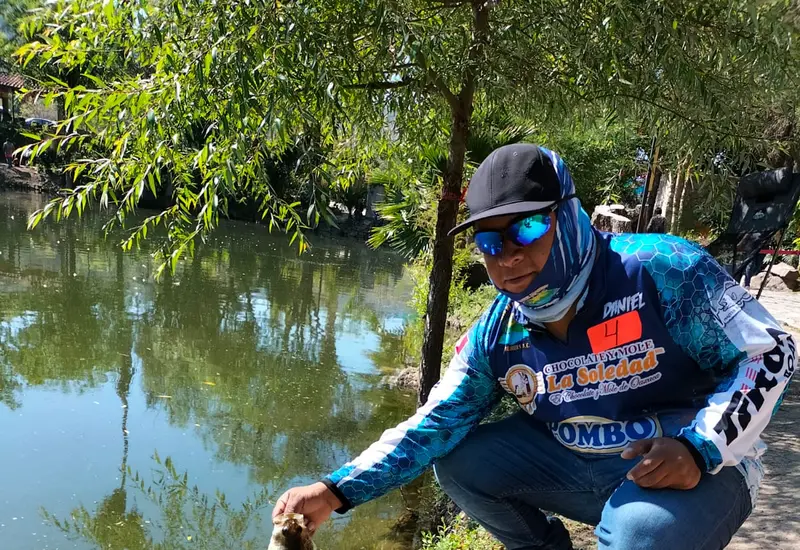 Un pescador deportivo en un lago, imagen que ilustra el torneo de pesca de aguas interiores a realizarse en Santa Cruz Mixtepec.