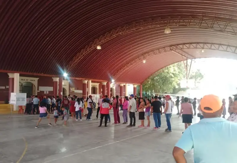 Vicente Contreras, ganador de la elección para presidente municipal, durante la jornada electoral realizada bajo el Sistema Normativo Interno (SIN).