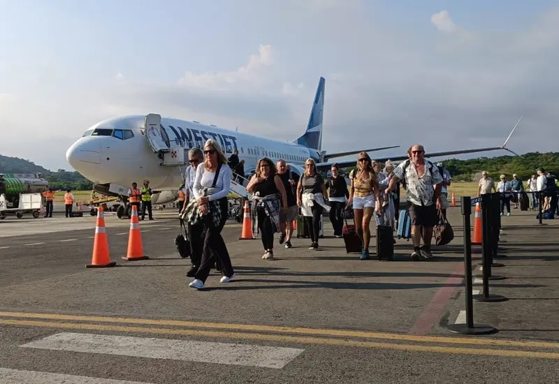 Un avión en el aeropuerto de Huatulco, representando uno de los 387 vuelos que conectarán al destino con 60 mil turistas de Canadá.