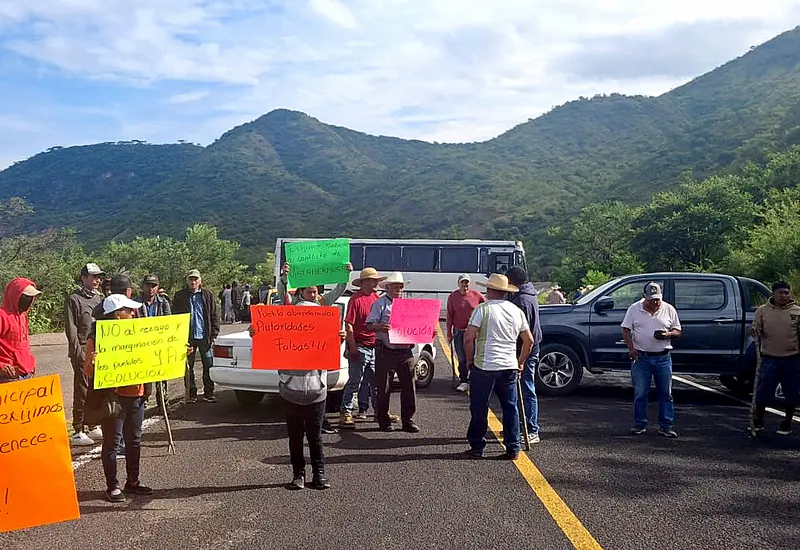 Militantes de Ubisort bloquearon la vía Huajuapan-Oaxaca.