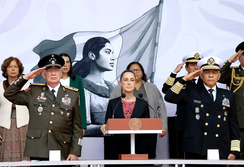 La Comandata Suprema de la Fuerzas Armadas realizó la entrega de espadines a seis cadetes del Heroico Colegio Militar. Foto: Presidencia de México
