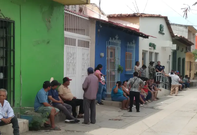 Durante la protesta los manifestantes impidieron la salida del personal de la CFE.