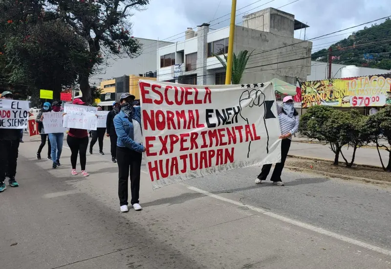  La Normal Experimental de Huajuapan está tomada por los estudiantes.