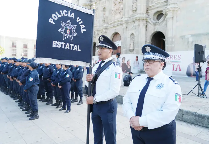 En la Alameda de León la dependencia encabezó la ceremonia de izamiento de la Bandera Nacional en donde se refirió que la seguridad también da certeza de vivir en una sociedad donde se respeten los derechos y se garantice la justicia. 