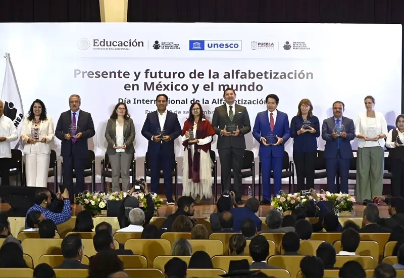 La presidenta Claudia Sheinbaum reconoció el trabajo del INEA, a cargo de Armando Contreras Castillo.