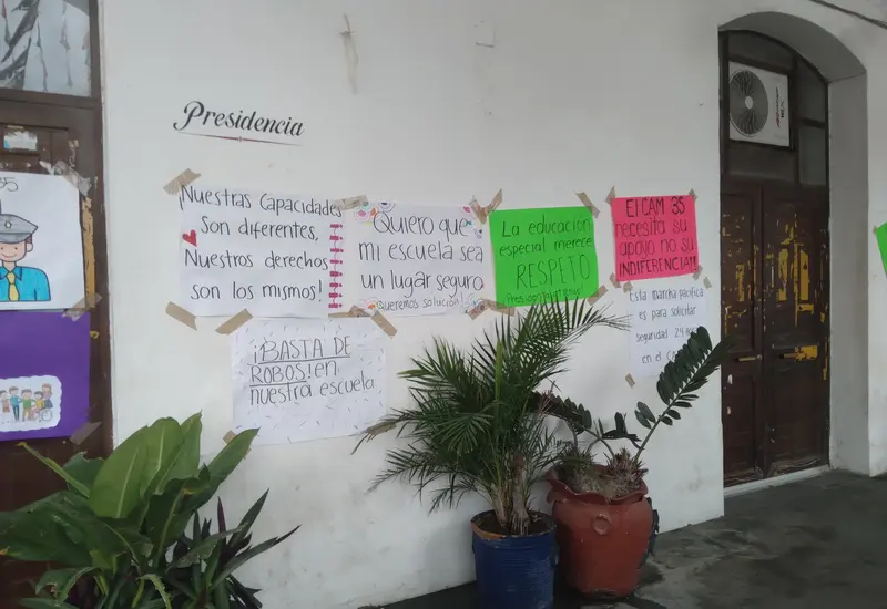 El director del CAM 35 Israel Reyes expreso que hace apenas una semana, los amantes de lo ajeno robaron a la escuela, se llevaron todo el cableado eléctrico y dejaron sin energía eléctrica los salones.