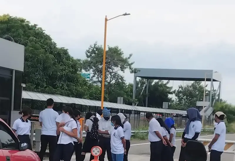  Los normalistas, con el rostro cubierto, se plantaron junto a la caseta de cobro de la supercarretera 185-D.