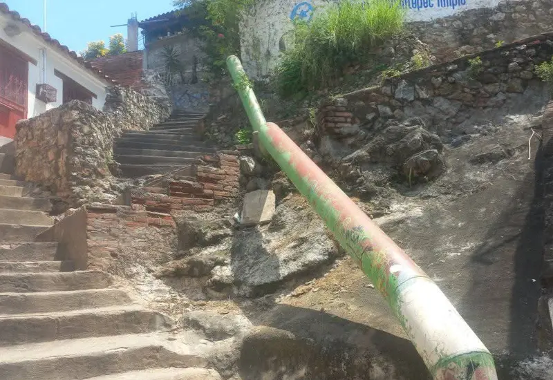 Habitantes del barrio se están organizando para taponar el tubo.