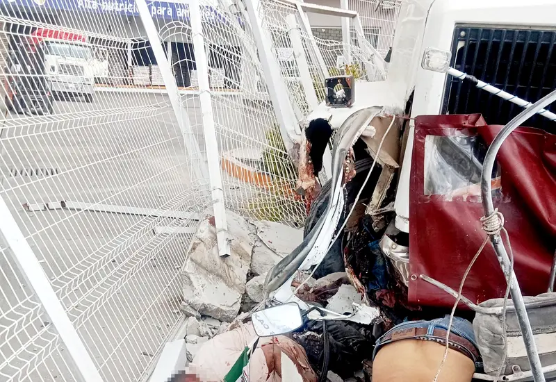 El rezador, Claudio A., de 65 años de edad y el obrero, Héctor, perdieron la vida en el choque de un mototaxi y un camión tipo volteo. |*-@_@_@-*|