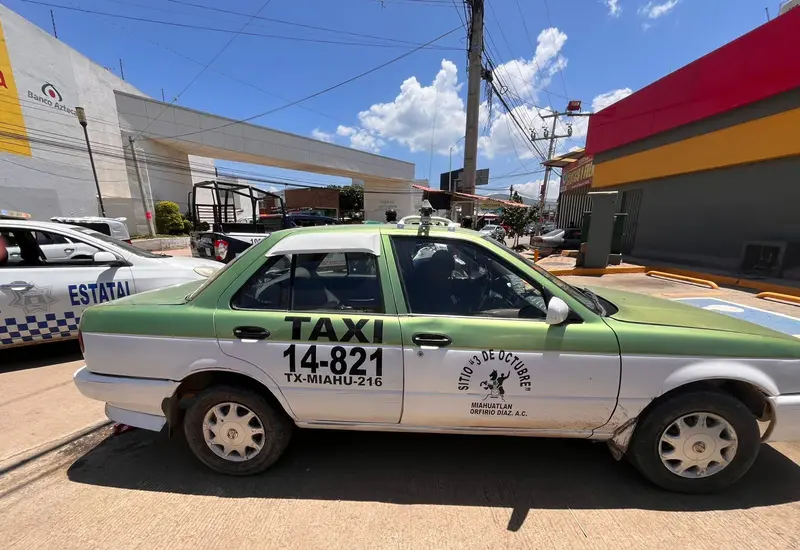 El taxi del sitio "3 de Octubre" de Miahuatlán de Porfirio Díaz, presuntamente utilizado para cometer el robo en la zona de Etla.