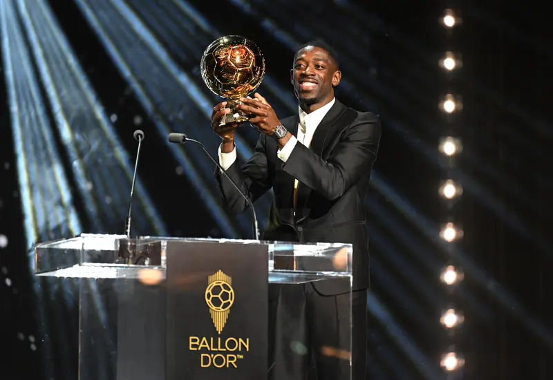 El francés Ousmane Dembélé sorprendió a la prensa internacional, al ser el elegido para ganar el Balón de Oro