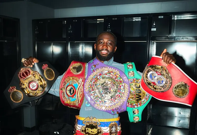 En un gesto de humildad deportiva, el estadounidense Terence Crawford le devolvió los cinturones al mexicano Saúl “Canelo” Álvarez