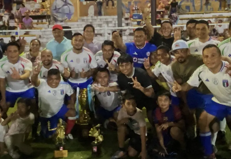 El flamante campeón Coheteros, con el trofeo de campeón.