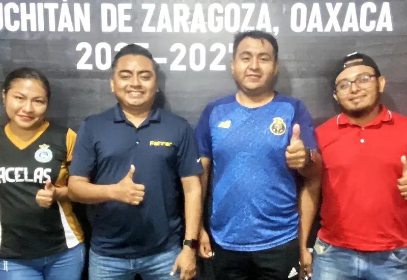 José Alfredo Nicolás Vera con representantes de equipos y árbitros.