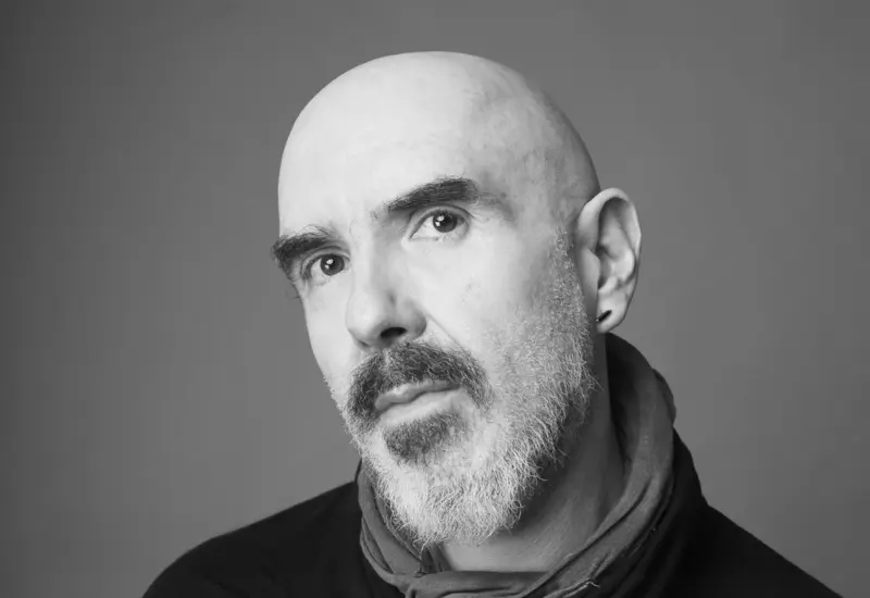 El cineasta Hari Sama es fundador de Catatonia.