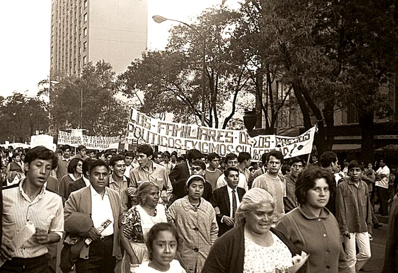 “Nunca hemos llorado tanto como en esos días, si, nosotras las mujeres. Como si quisiéramos lavar a fuerza de lágrimas todas las imágenes, todos los muros, todas las aristas, todas las banquetas de piedras manchadas de sangre de Tlatelolco”. (Perla Vélez de Aguilera, madre de familia).