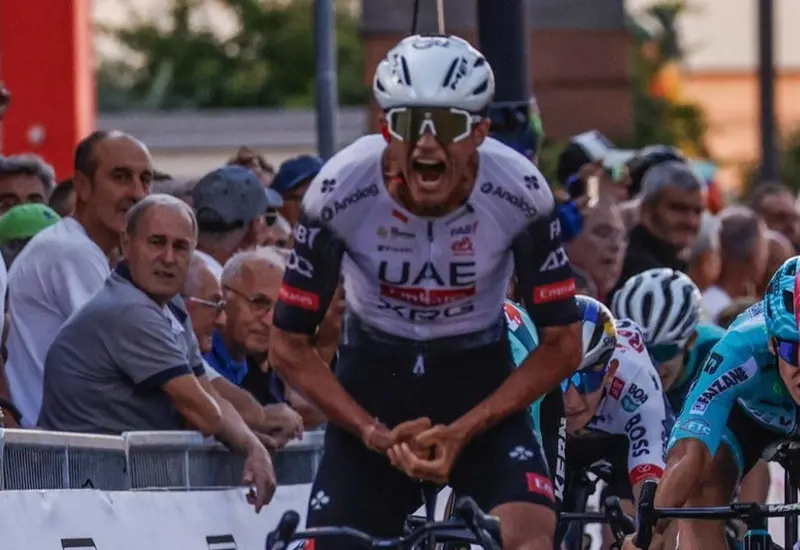 El ciclista mexicano Isaac del Toro sumó su decimosexto triunfo del año, con el Trofeo Matteotti 2025