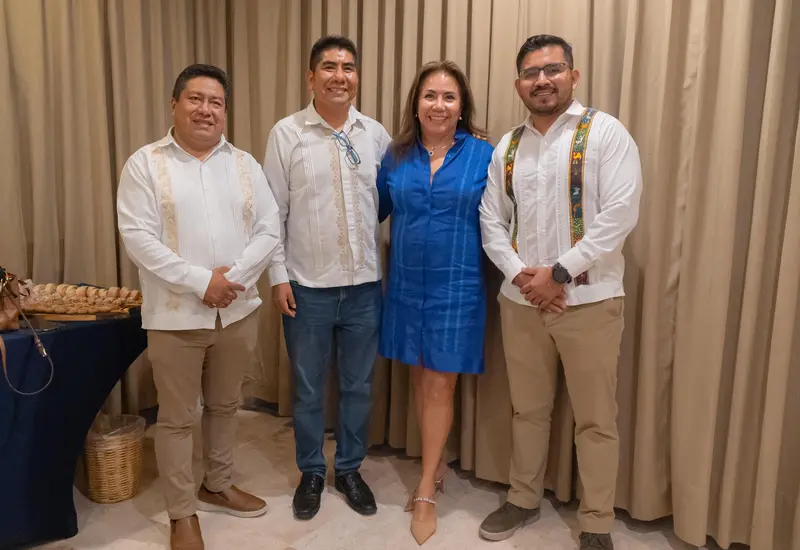 El Lic. Víctor Aguilar, Director General de Notarías; el Lic. José García Salinas, Presidente de Bienes Comunales de Santa María Colotepec; la Lic. Alina Yasibe Felix Climaco, Notaria Pública número 128 y el Lic. Giovanni Riaños Saguilán, Director del Registro Público de la Propiedad.