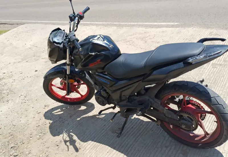 Los sujetos conducían una motocicleta con reporte de robo, tres bolsitas de la droga conocida como cristal y cartuchos de arma de fuego 9mm.