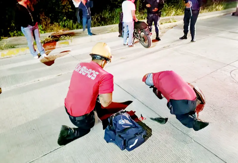 Motociclista fue atacado por un canino.