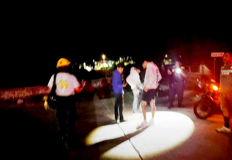 El joven de 16 años de edad, resultó con contusiones y heridas en manos, espalda y rodillas.