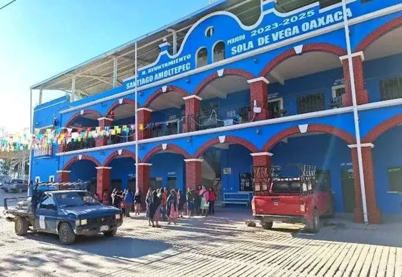 tyomCarlos, hijo del regidor suplente de hacienda de Santiago Amoltepec fue asesinado en un bar y quedó con lesiones otra persona.