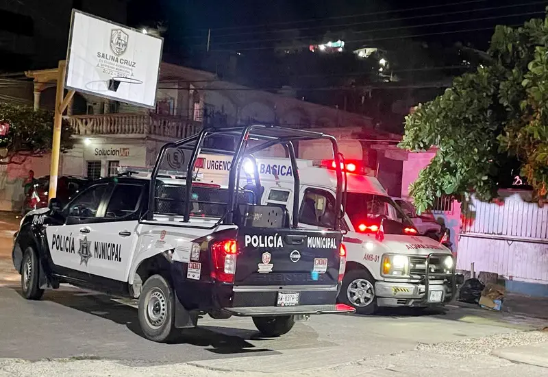 El empleado municipal de Salina Cruz, Salvador L.T., de 30 años de edad fue ultimado a balazos a una cuadra del palacio municipal.