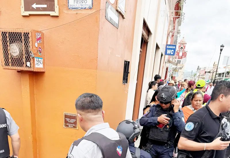 Lucrecio de 30 años de edad quedó con lesiones al explotar cohetes en el centro de la ciudad de Oaxaca.