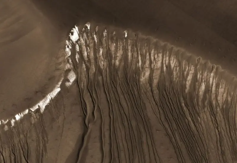 Hallazgo histórico: posible agua líquida aparece en dunas de Marte.